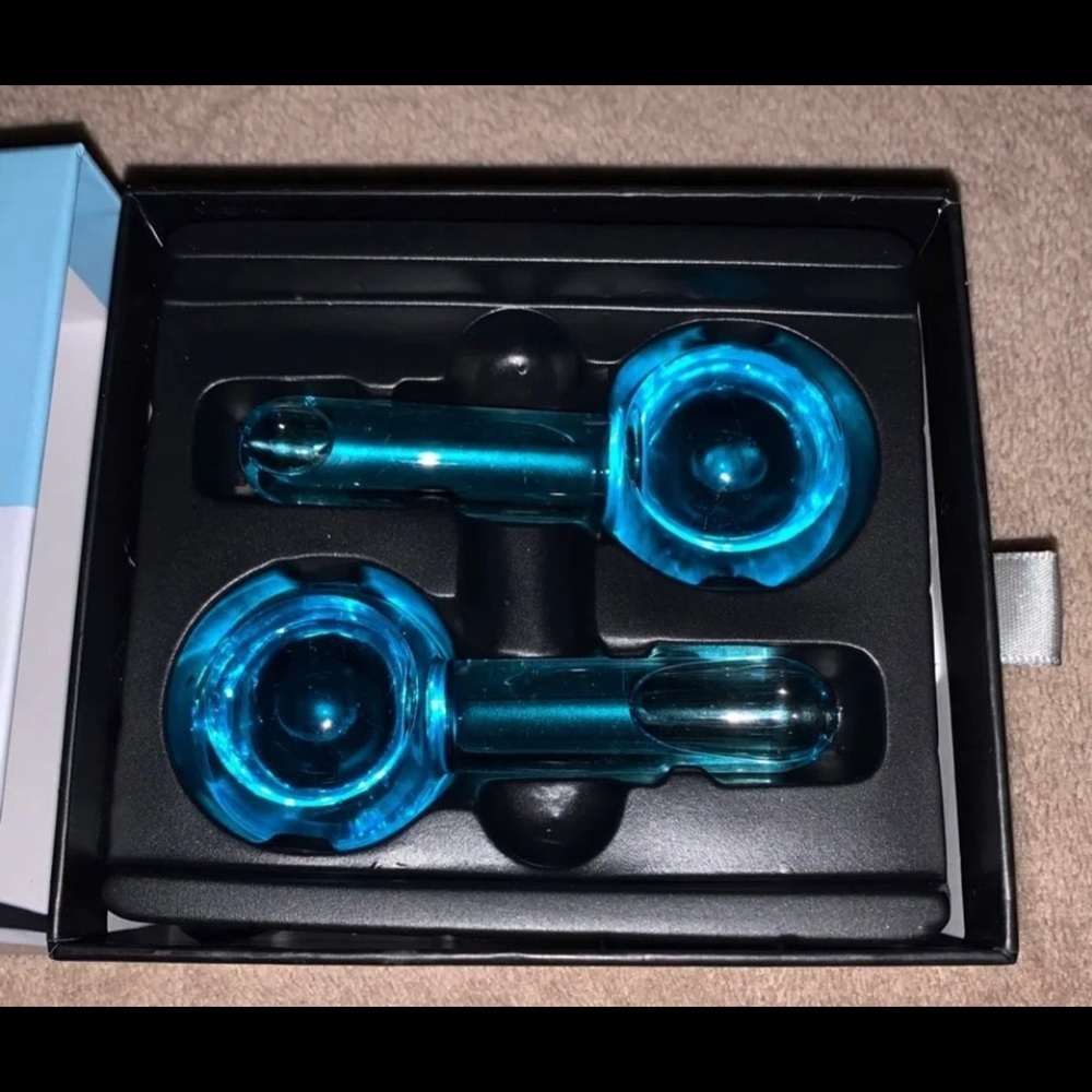 Pivotal facial cooling globes